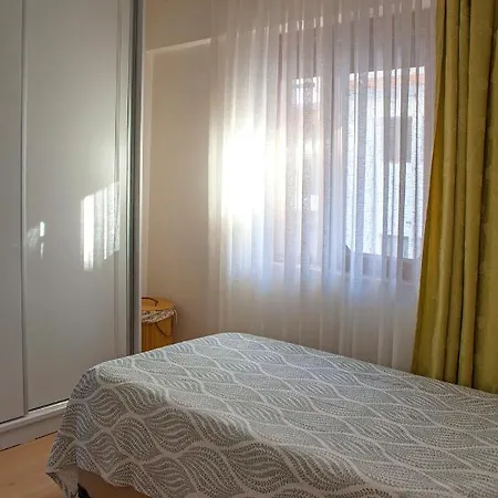 2 Bedroom In Town Center With Sea View Daire
